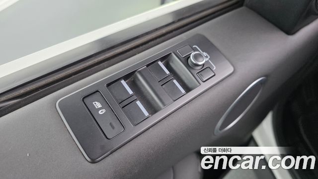 Land Rover Discovery 2019 — photo 18