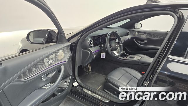 Mercedes-Benz E-Class 2023 — photo 10