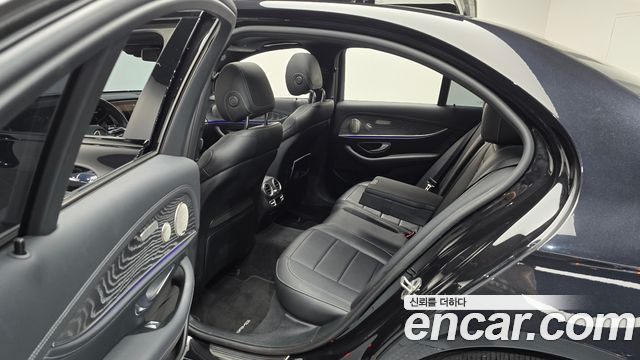Mercedes-Benz E-Class 2023 — photo 11