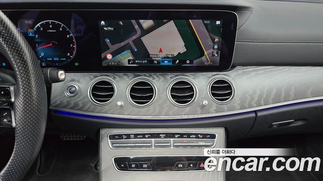 Mercedes-Benz E-Class 2023 — photo 12