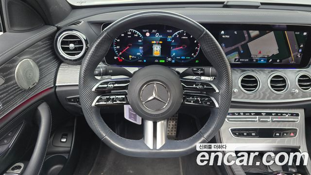 Mercedes-Benz E-Class 2023 — photo 13