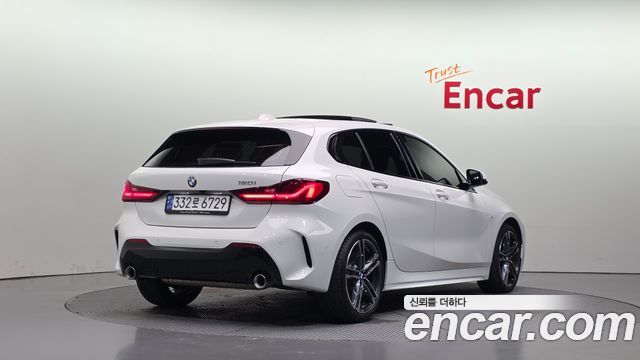 BMW 1-Series 2023 — photo 2