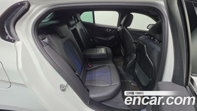 BMW 1-Series 2023 — photo 24