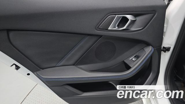 BMW 1-Series 2023 — photo 15