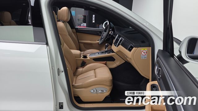 Porsche Macan 2017 — photo 17