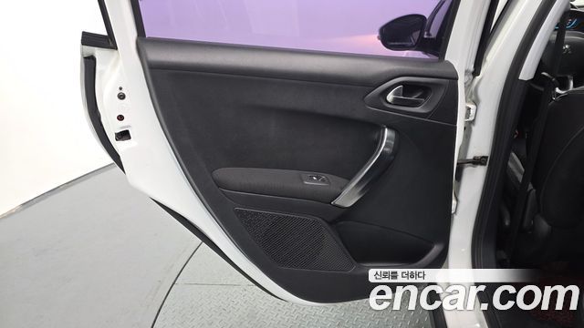 Peugeot 2008 2016 — photo 15
