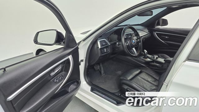 BMW 3-Series 2018 — photo 13