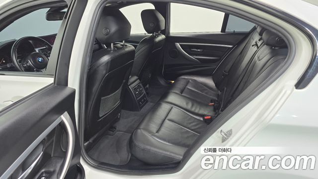 BMW 3-Series 2018 — photo 17