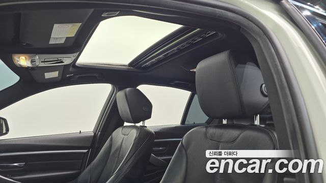 BMW 3-Series 2018 — photo 23