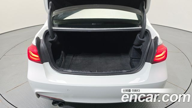 BMW 3-Series 2018 — photo 24