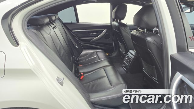 BMW 3-Series 2018 — photo 26
