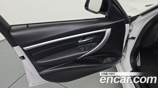 BMW 3-Series 2018 — photo 14