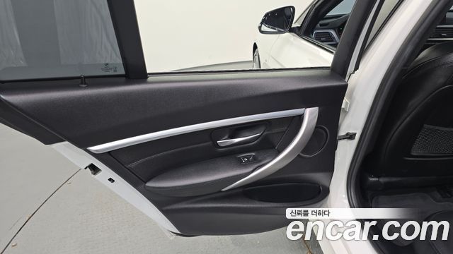 BMW 3-Series 2018 — photo 15