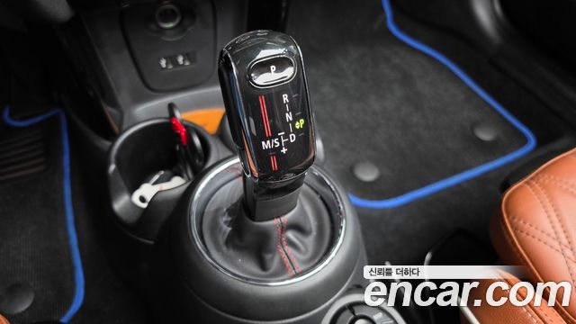 Mini Cooper Convertible 2020 — photo 12