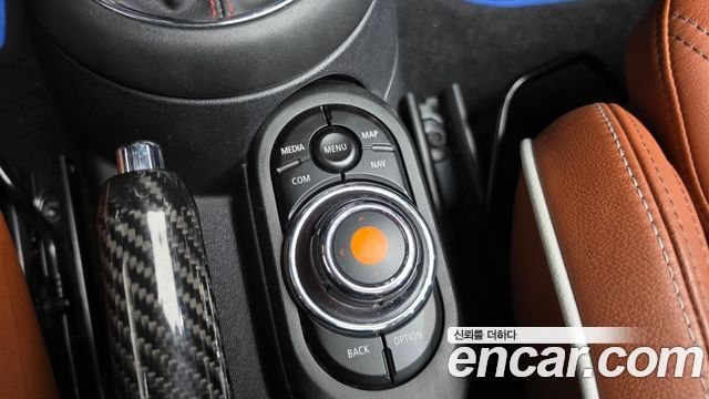 Mini Cooper Convertible 2020 — photo 24