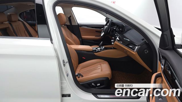 BMW 5-Series 2018 — photo 10