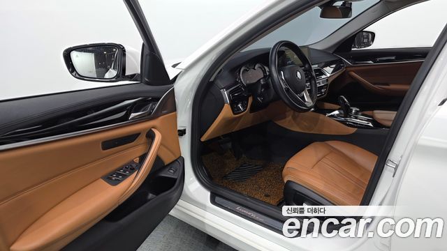 BMW 5-Series 2018 — photo 11