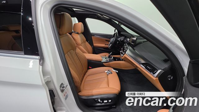 BMW 5-Series 2023 — photo 16