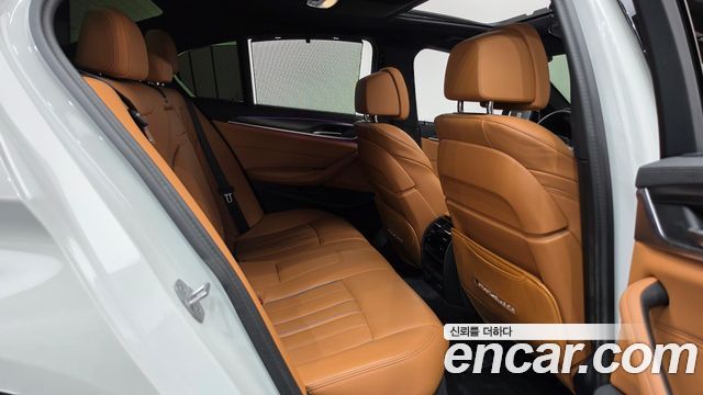 BMW 5-Series 2023 — photo 18