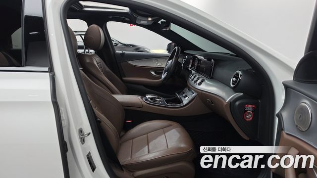 Mercedes-Benz E-Class 2020 — photo 11