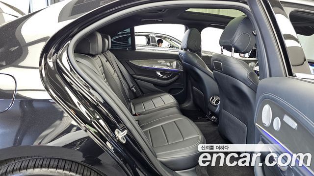 Mercedes-Benz E-Class 2019 — photo 12