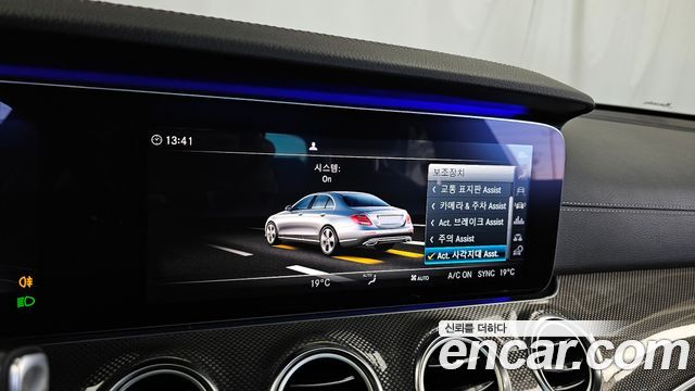 Mercedes-Benz E-Class 2019 — photo 16