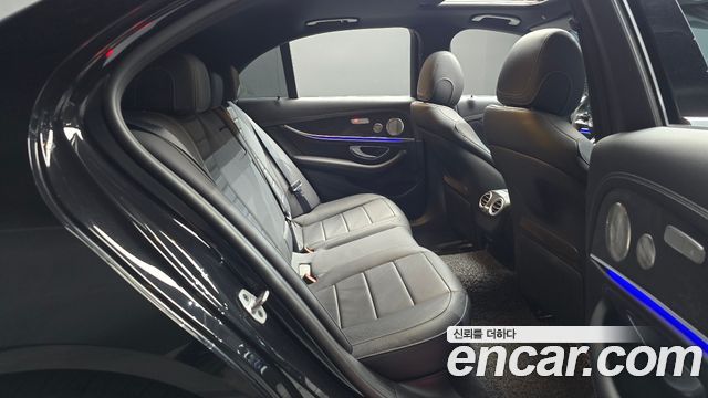 Mercedes-Benz E-Class 2022 — photo 17