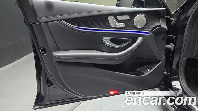 Mercedes-Benz E-Class 2022 — photo 14