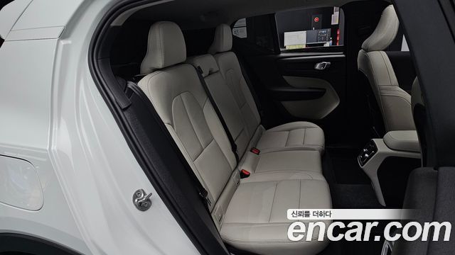 Volvo XC40 2025 — photo 17