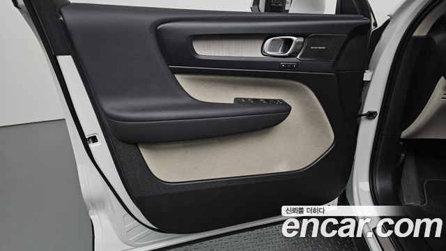 Volvo XC40 2025 — photo 14