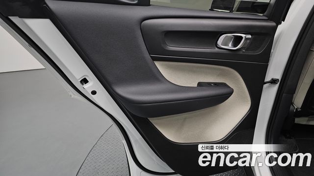 Volvo XC40 2025 — photo 15
