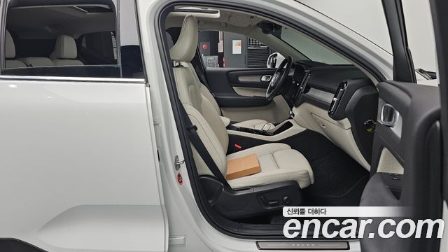 Volvo XC40 2025 — photo 16