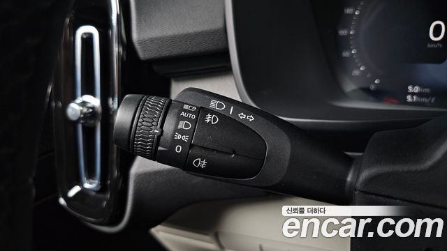 Volvo XC40 2025 — photo 28