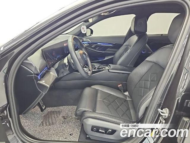 BMW 5-Series 2024 — photo 11