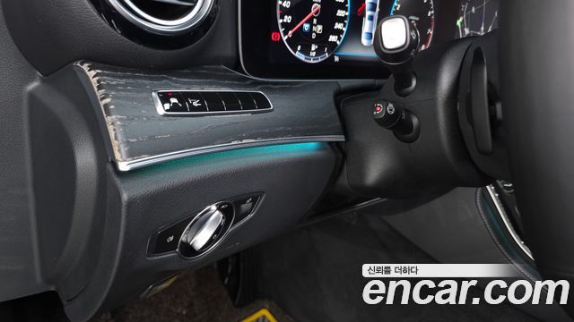 Mercedes-Benz E-Class 2019 — photo 17
