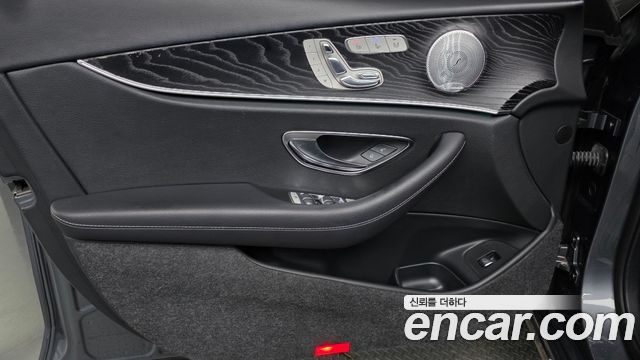 Mercedes-Benz E-Class 2019 — photo 22