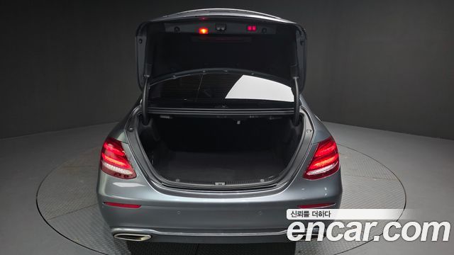 Mercedes-Benz E-Class 2019 — photo 24