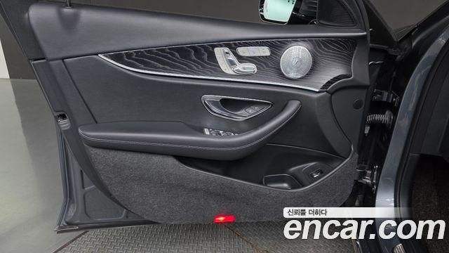 Mercedes-Benz E-Class 2019 — photo 14