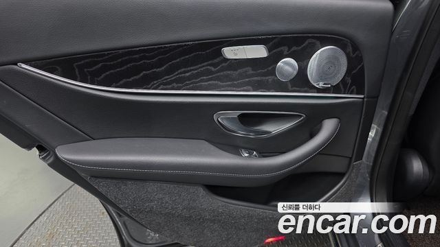 Mercedes-Benz E-Class 2019 — photo 15