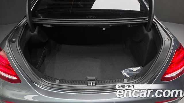 Mercedes-Benz E-Class 2019 — photo 28