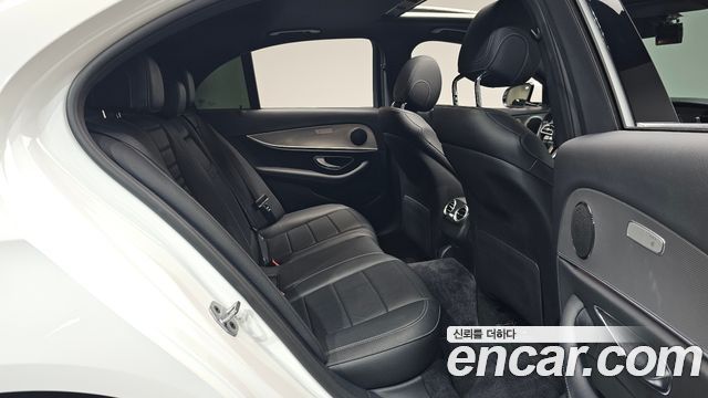 Mercedes-Benz E-Class 2019 — photo 17