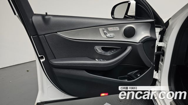 Mercedes-Benz E-Class 2019 — photo 14