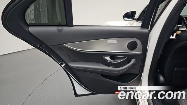 Mercedes-Benz E-Class 2019 — photo 15
