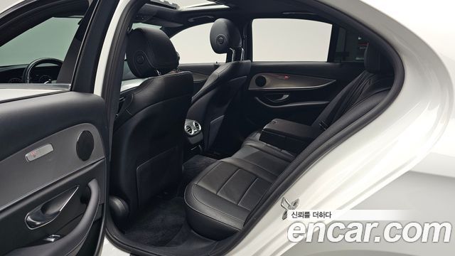 Mercedes-Benz E-Class 2019 — photo 16