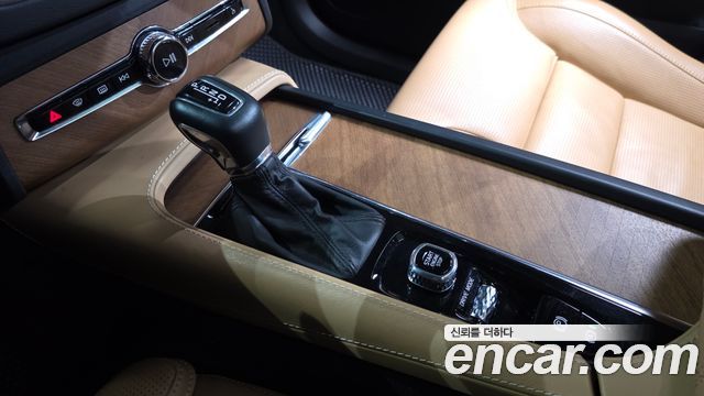 Volvo XC90 2020 — photo 12