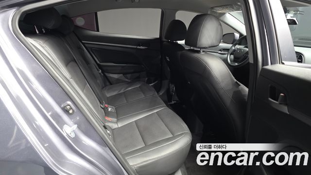 Hyundai AVANTE 2018 — photo 18