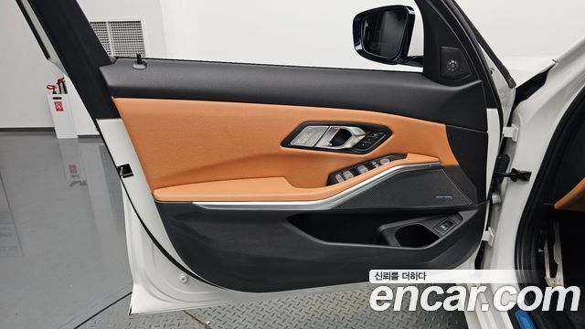 BMW 3-Series 2023 — photo 14