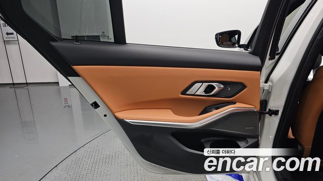 BMW 3-Series 2023 — photo 15