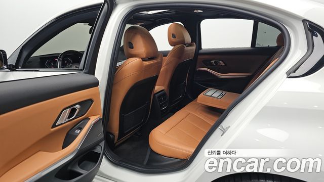 BMW 3-Series 2023 — photo 16