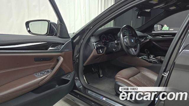 BMW 5-Series 2019 — photo 13